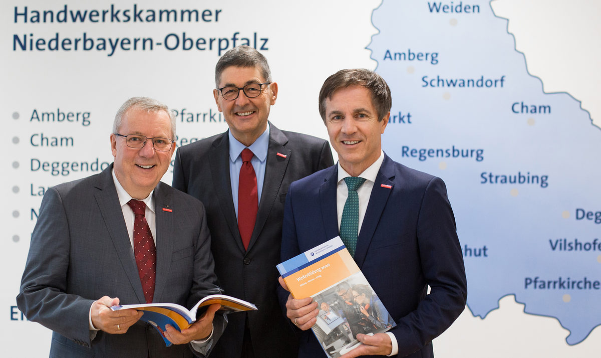 Dezentrale Weiterbildung in elf Bildungszentren: Die Handwerkskammer mit (v. li. n. re.) Hauptgeschäftsführer Jürgen Kilger, Präsident Dr. Georg Haber, und stellvertretendem Hauptgeschäftsführer Hans Schmidt präsentiert das neue Kursprogramm. Dezentrale Weiterbildung in elf Bildungszentren: Die Handwerkskammer mit (v. li. n. re.) Hauptgeschäftsführer Jürgen Kilger, Präsident Dr. Georg Haber, und stellvertretendem Hauptgeschäftsführer Hans Schmidt präsentiert das neue Kursprogramm.