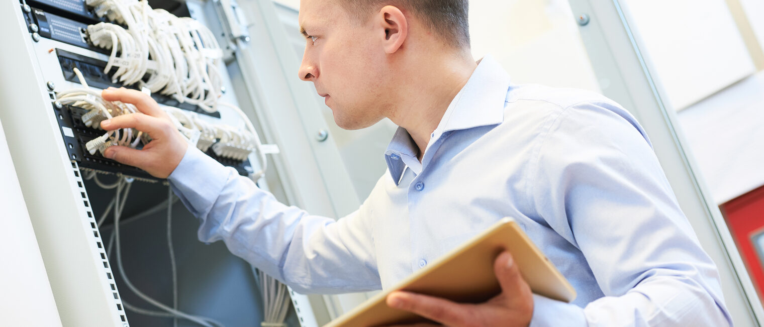 network engineer worker checking server equipment of data center Schlagwort(e): network, networking, server, man, support, male, engineer, worker, working, data, center, equipment, service, security, rack, computer, occupation, professional, inspecting, fixing, troubleshooting, fault, technology, industry, connection, programmer, admin, administrator, administration, administrating, provider, hardware, internet, digital, system, array, cluster, database, ethernet, information, technician, business, lan, datacenter, switch, IT, maintenance, network, networking, server, man, support, male, engineer, worker, working, data, center, equipment, service, security, rack, computer, occupation, professional, inspecting, fixing, troubleshooting, fault, technology, industry, connection, programmer, admin, administrator, administration, administrating, provider, hardware, internet, digital, system, array, cluster, database, ethernet, information, technician, business, lan, datacenter, switch, it, maintenance