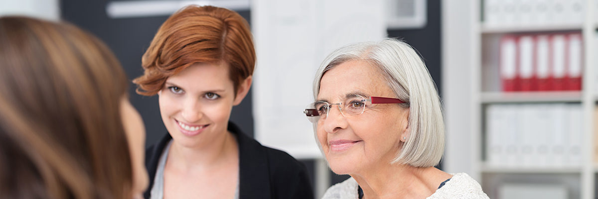 drei frauen verschiedenen alters unterhalten sich am arbeitsplatz Schlagwort(e): beratung, mitarbeiter, gespräch, meeting, reden, büro, kommunikation, coach, seminar, business, senior, konferenz, chefin, ausbildung, team, kollegen, arbeit, frauen, generation, teamwork, junior, unterhaltung, alter, reden, verschieden, arbeitsplatz, jung, nachfolge, azubi, alt, erfahrung, wissen, zusammen, gemeinsam, geschäftsleute, weiblich, glücklich, geschäftsfrau, arbeiten, motiviert, job, firma, unternehmen, personen, menschen, leute, weiß, lächeln, kaukasier, modern, drei, gruppe, 20-30, 20s, 60s