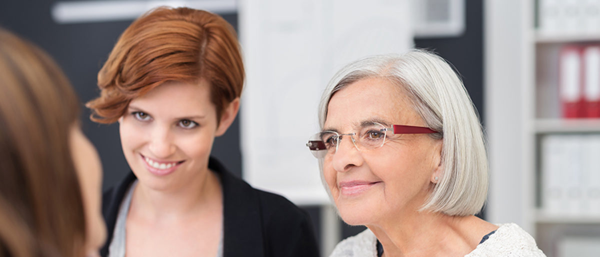 drei frauen verschiedenen alters unterhalten sich am arbeitsplatz Schlagwort(e): beratung, mitarbeiter, gespräch, meeting, reden, büro, kommunikation, coach, seminar, business, senior, konferenz, chefin, ausbildung, team, kollegen, arbeit, frauen, generation, teamwork, junior, unterhaltung, alter, reden, verschieden, arbeitsplatz, jung, nachfolge, azubi, alt, erfahrung, wissen, zusammen, gemeinsam, geschäftsleute, weiblich, glücklich, geschäftsfrau, arbeiten, motiviert, job, firma, unternehmen, personen, menschen, leute, weiß, lächeln, kaukasier, modern, drei, gruppe, 20-30, 20s, 60s